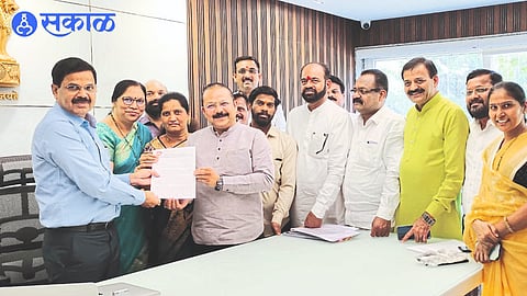 Shinde Group giving letter to nmc divisional commissioner