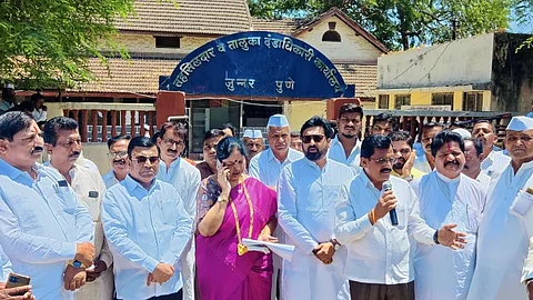 All political party leaders march to tehsil office for Kukdi project water issue pune junnar