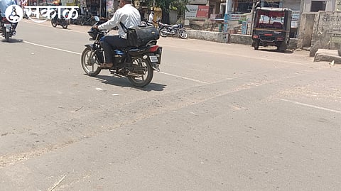 Jalgaon News : रस्त्यावरील गतिरोधकांमुळे अपघातांचा धोका; महामार्ग प्रशासनाकडून दुर्लक्ष