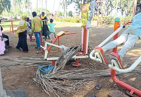 कोल्हापूर . .शालिनी उद्यान ''ओपन जिम '' चे आरोग्य धोक्यात .. साहित्य मोडकळीस.. महापालिकेचे दुर्लक्ष ..