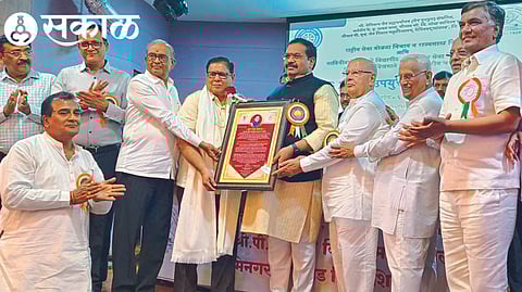 Rajesh Pandey felicitating Ajit Surana, for receiving the Jeevan Sadhana Award of Savitribai Phule Pune University.