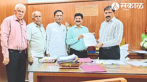 While giving a statement to the Director of Education, Sampat Suryavanshi, S. B. Deshmukh and officials.