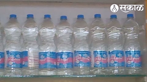 (Bad smelling water is found in Rail Neer water bottles at stalls of railway station jalgaon news