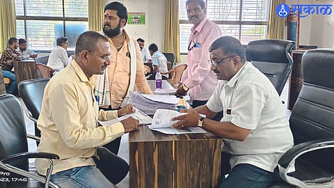 Dhule: Officials hearing the objections received regarding revised taxation in the Municipal Corporation.