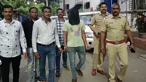 fraud with two young girls crime engagement marriage groom in police station mumbai