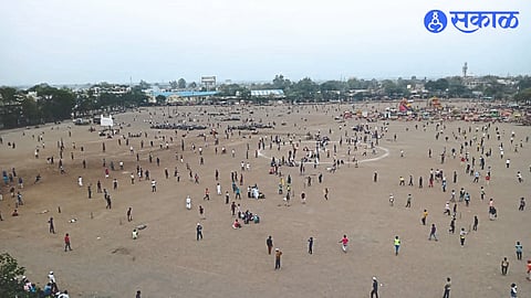 The crowd to play on the police drill-Masaga college ground which is the only ground in the central part of Malegaon city.