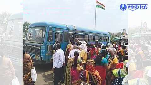 Crowd of passengers to board the bus going to Nashik at the bus stand