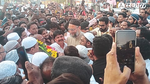 MLA Farooq Shah and his supporters giving a warm welcome to MP Asaduddin Owaisi on his city tour on Monday.