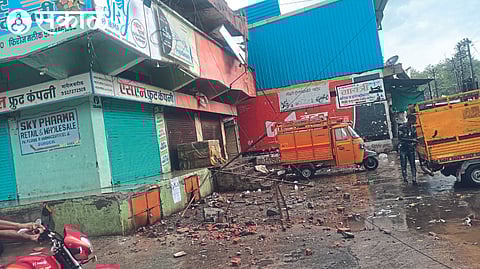 Part of protective wall of Faizpur business complex was broken jalgaon news