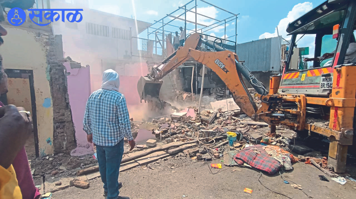 The municipal team while moving the JCB on the remaining encroachments in the Khadipatti area on Wednesday.