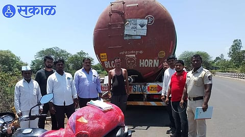 tanker dumping chemicals in Mukne river basin was caught red handed by farmers nashik news