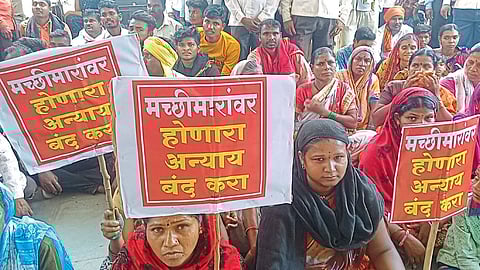 local fishermen took out march at Parshivani tehsil office Against government policy