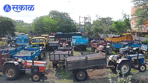 More than 100 vehicles transporting illegal sand were seized in administrative building jalgaon news