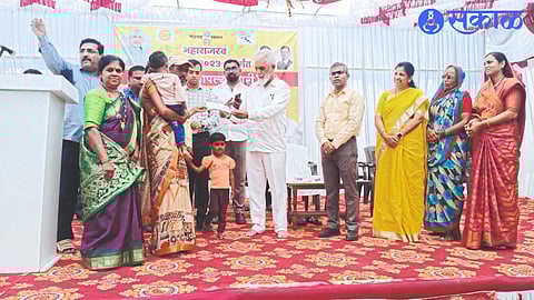 Under Maharajswa Abhiyaan, the government gave a check of 25,000 to Trupti and Deepti Pawar under the Majhi Kanya Bhagyashree Yojana in its Dari initiative. Etc.