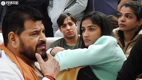 wrestlers protest two women wrestlers reveal pretext of checking breath stomach brij bhushan touched breast Marathi News
