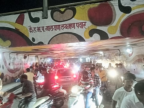 अतिक्रमणे, बेशिस्तीने वाहतुकीचा बट्ट्याबोळ