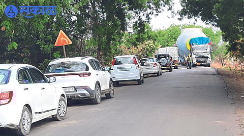 Between Shahada-Shirpur, traffic congestion and long queues of vehicles caused near Wadal by heavy vehicles.