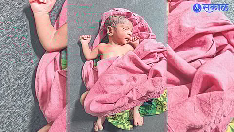 Nahavi (T.Yawal): A team from a rural hospital with a newborn baby and a mother