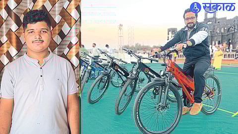 Brand Ambassador MP Dr. Amol Kolhe with Mukti E-Bicycle. Young entrepreneur Gokul Patil in the second photo