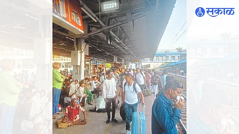 The rush of passengers to travel due to holidays at the railway station