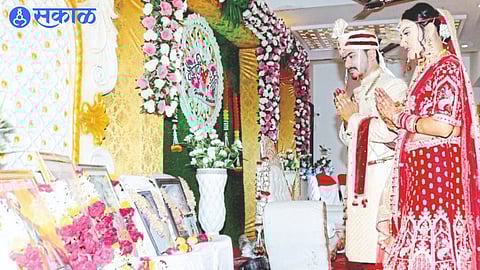 On the occasion of marriage, the newlyweds worshiping the images of national leaders and social reformers and bowing down.