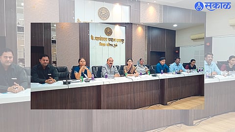 Dhule: Zilla Parishad President Ashwini Patil and other office bearers attended the Zilla Parishad meeting to resolve the possible water shortage