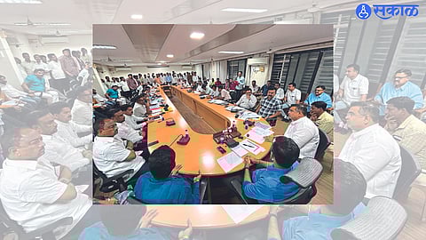 Dhule: Jalaj Sharma, Jayakumar Rawal and office bearers attended the meeting held at the Collector's office on various issues