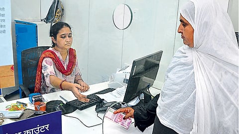 exchange of 2000 notes Queues formed in banks petrol pump jalna