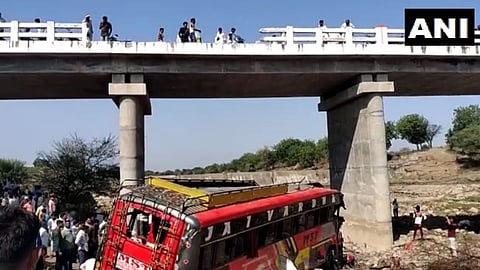 15 people dead and 25 injured after a bus falls from a bridge in Khargone Madhya Pradesh