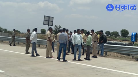 Local farmers along with Dr Vijay Shinde protest to protest injustice done to project affected farmers nashik news