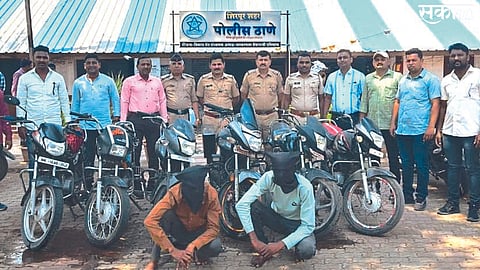 Shirpur: Inspector Ansaram Agarkar, Sub-Inspector Kiran Barhe, Ganesh Kute, Havaldar Laduram Chaudhary, Lalit Patil and the search team staff along with the arrested thieves and seized two-wheelers.