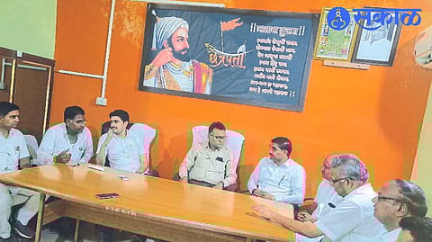 Chairman and representative of Raver, Yaval, Chopra, Bodwad market committee while discussing measures taken in market committee regarding the fall in banana price.