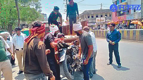 Encroachment Clearance Department personnel lifting a two-wheeler from Nehru Chowk to Ghanekar Chowk road