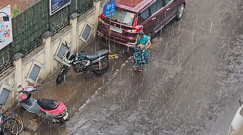 अचानक पावसाच्या जोरदार सरी कोसळू लागल्या