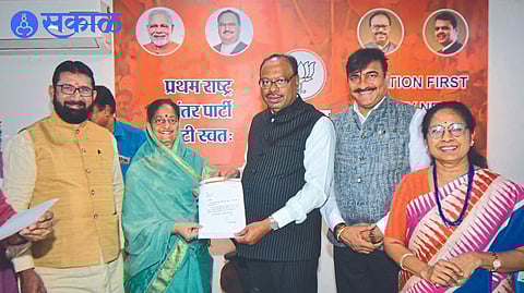 State President of BJP Chandrasekhar Bawankule giving appointment letter to former MLA Smita Wagh as State Vice President of BJP