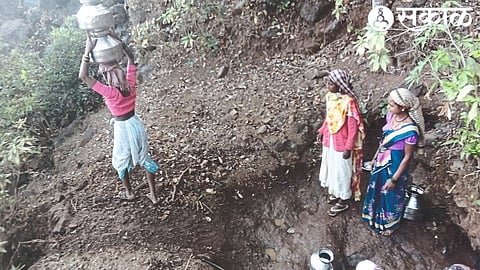 Women wandering for water despite being close to the dam. In the second photograph, a woman from Kurungwadi fills the seepage water.