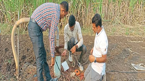 बोअरवेलच्या तळाचा ठाव घेणारे संशोधन