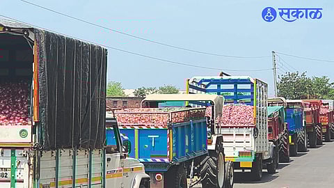 Queues of vehicles lined up in front of chalis on Monday due to large quantities of onions for sale in the market committee.