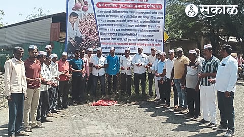 At Munjwad, villagers and activists started the protest movement by throwing onions and village ban on the leaders.