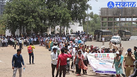 Birhad took out a foot march Nashik to Mumbai (Ministry) for the demand regarding the retention of daily wage employees class 3, class 4 employees of tribal development department in government service. This time the employees who participated in this march.
