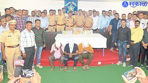 Jalgaon: Superintendent of Police M Rajkumar along with the crime-busting team