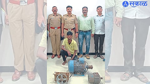 Jalgaon: Police Sub-Inspector Anand Singh Patil, Altaf Pathan, Inspector Jaipal Hire along with the suspect.