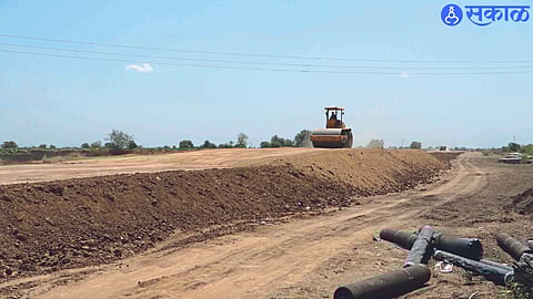 Jalgaon: In the phase of Phagane-Tarsod highway four-lane construction, Paldhi Bypass is in progress.