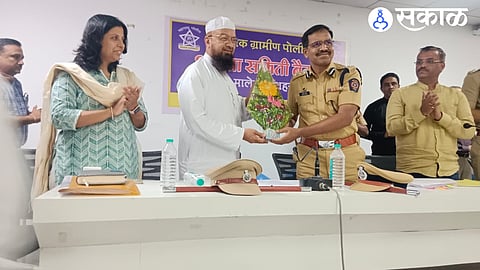 District Superintendent of Police Shahaji Umap welcoming MLA Maulana Mufti Mohammad Ismail at the Peace Committee meeting in Malegaon.
