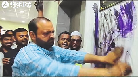 Asif Shaikh blackening the name board of the commissioner in front of the hall of the municipal commissioner