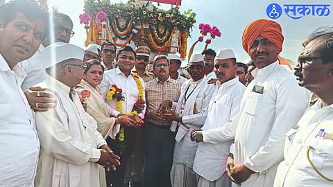 District Collector Siddharam Salimath, Chief Executive Officer of Zilla Parishad Yerekar, Head of Palkhi Ceremony Narayan Muthal welcoming the Dindi ceremony.