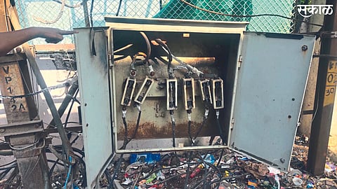 Jalgaon: Open dangerous DP on road in Shanipeth area.