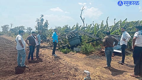Taloda: Deputy Chairman of Agricultural Produce Market Committee Hitendra Kshatriya, NCP City President Yogesh Marathe, Sandeep Pardeshi etc. while inspecting the damage.