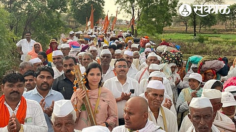 Jaishree Thorat, daughter of former Minister Balasaheb Thorat, welcoming Sant Nivrutinath Maharaj Palkhi ceremony at Paregaon in Ahmednagar district.