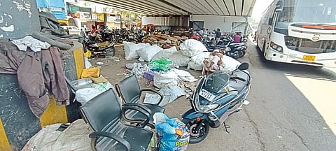 कोट्यवधींची ‘उड्डाणे’; पुलांखाली अस्वच्छता